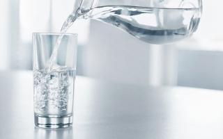 Người tuổi thọ ngắn thường có 4 dấu hiệu này sau khi uống nước, hãy kiểm tra xem mình có không