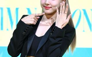 TWICE Nayeon làm nên lịch sử, IVE thành tích ngang BTS
