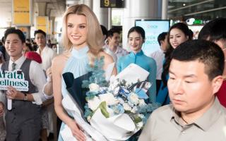 Cận nhan sắc búp bê của đương kim Miss World 2024 khi đến Việt Nam