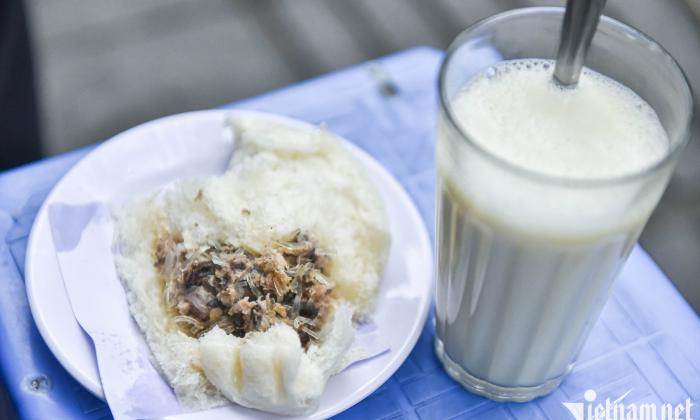 Bánh bao vỏ xù xì, cái vuông cái méo, 33 năm đắt khách ở Hà Nội